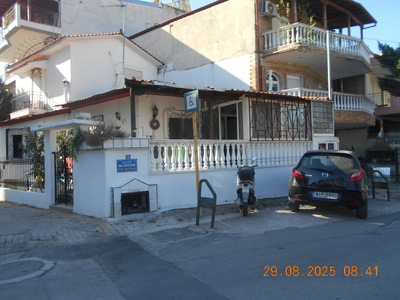 Κατάργηση θέσης ΑΜΕΑ στο οδόστρωμα, αφαίρεση ιστού και πινακίδας.