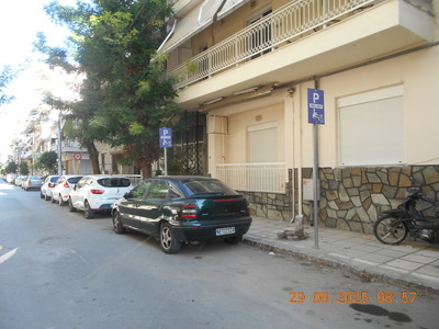 Κατάργηση θέσης ΑΜΕΑ στο οδόστρωμα, αφαίρεση ιστών και πινακίδων.